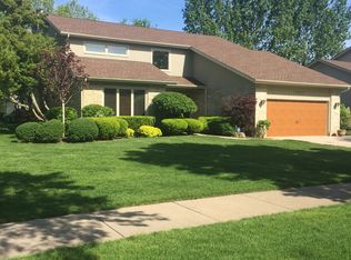 1311 Hidden Lake Dr, Buffalo Grove, IL