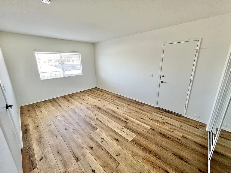 Top-Floor 2BD/1BA with Private Deck — Photo 12