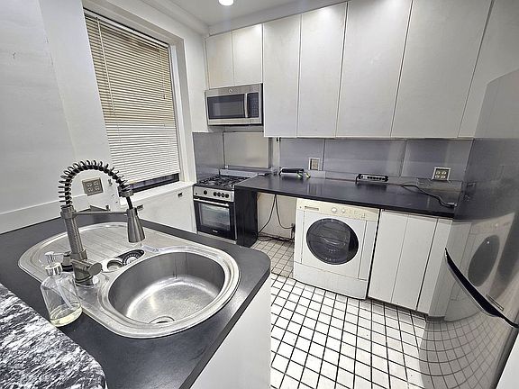 5th image of 152 W 58th St APT 1B