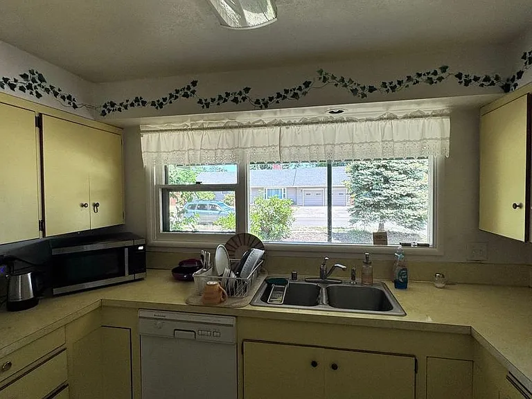 1124 Woodside Dr — Photo 3