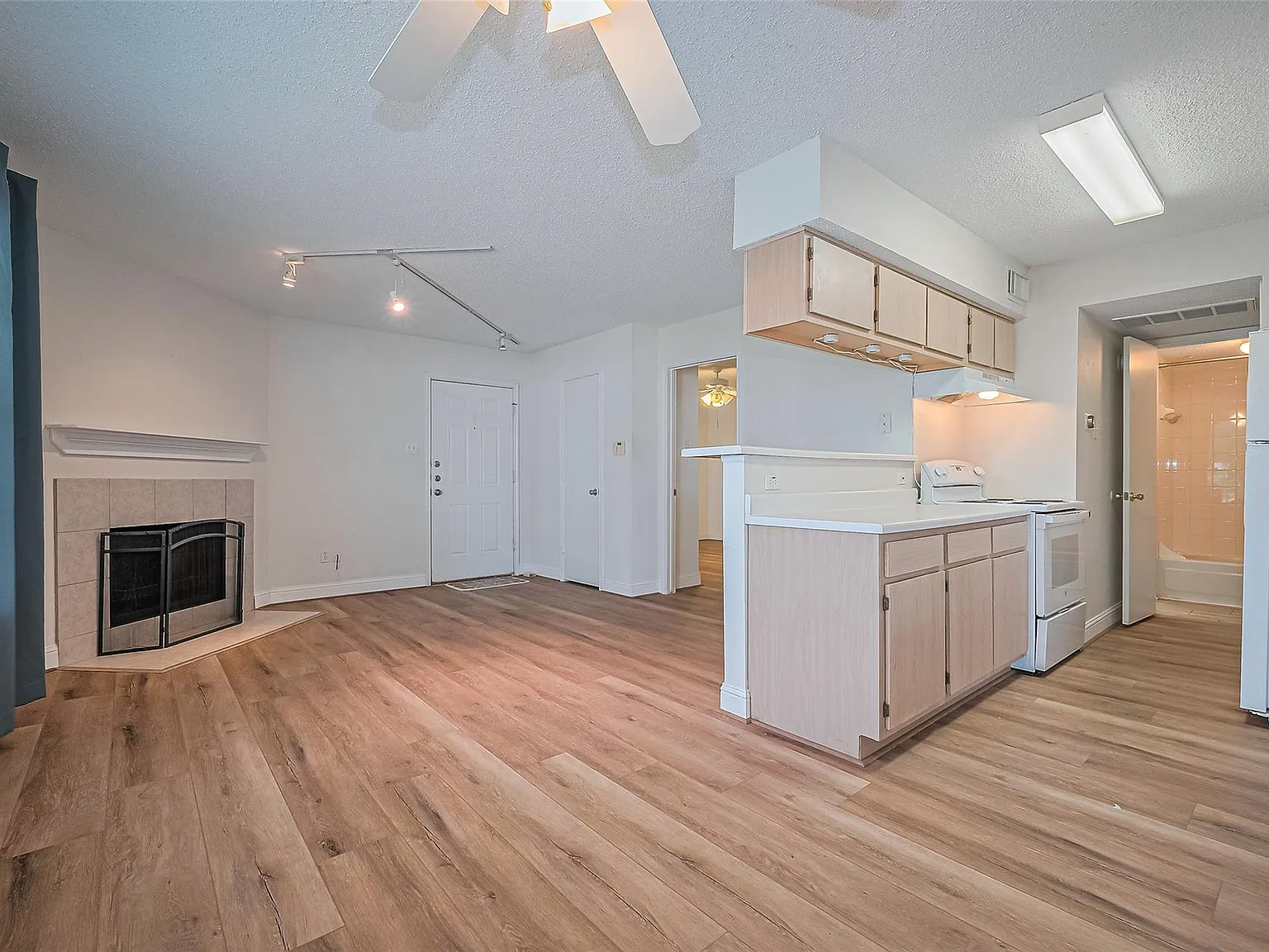 2 bed, 2.0 bath, 952 sqft, $1,400 — Photo 2