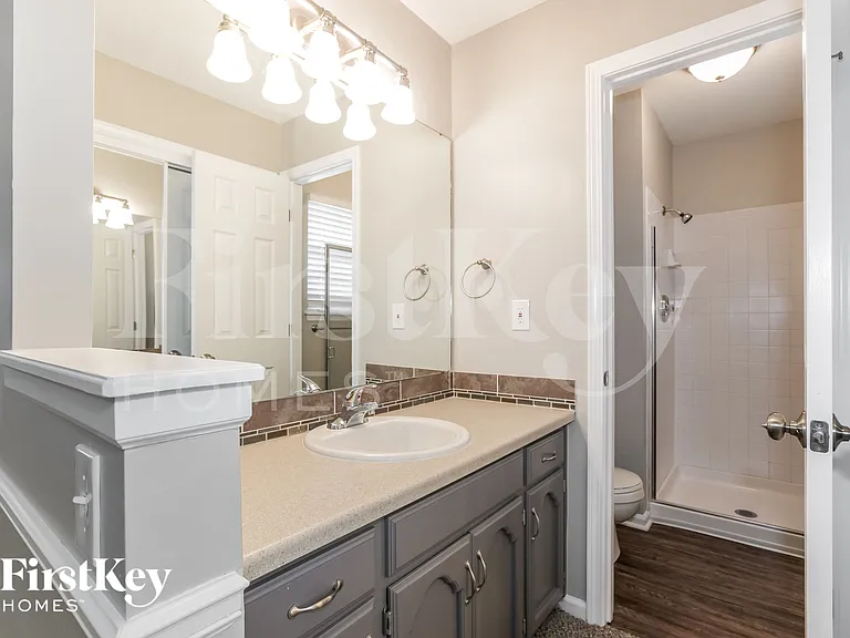 1529 NE Auburn Dr — Photo 11