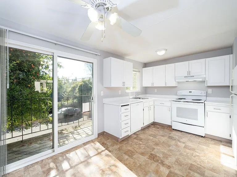 8332 SW 21st Ave — Photo 6