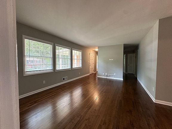 4th image of 2120 Argyle Dr SE