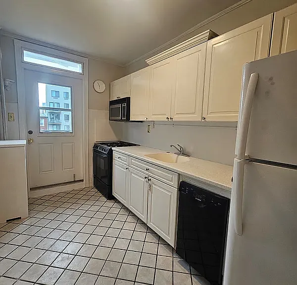 23-52 31st Ave #2R — Photo 1