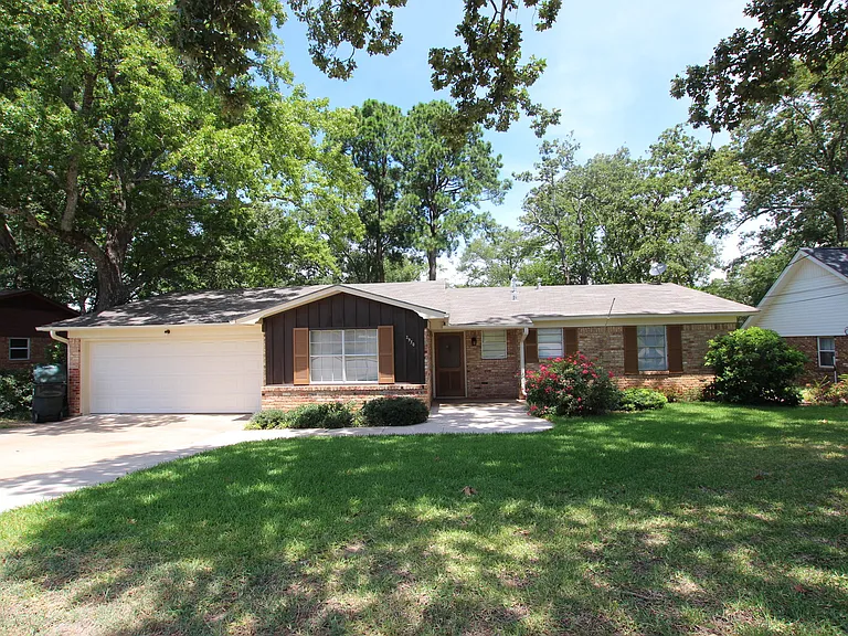 2930 Williamsburg Dr — Photo 2