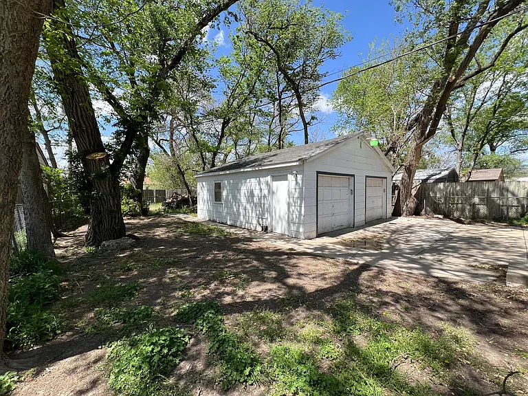 141 S Custer Ave — Photo 19