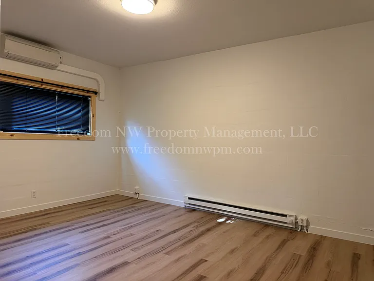 105 W Walnut St — Photo 14