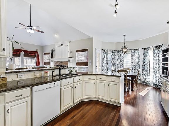 5th image of 2404 Candlebrook Dr