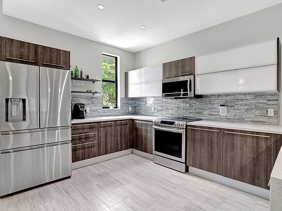 2nd image of 458 SE 1 Circle