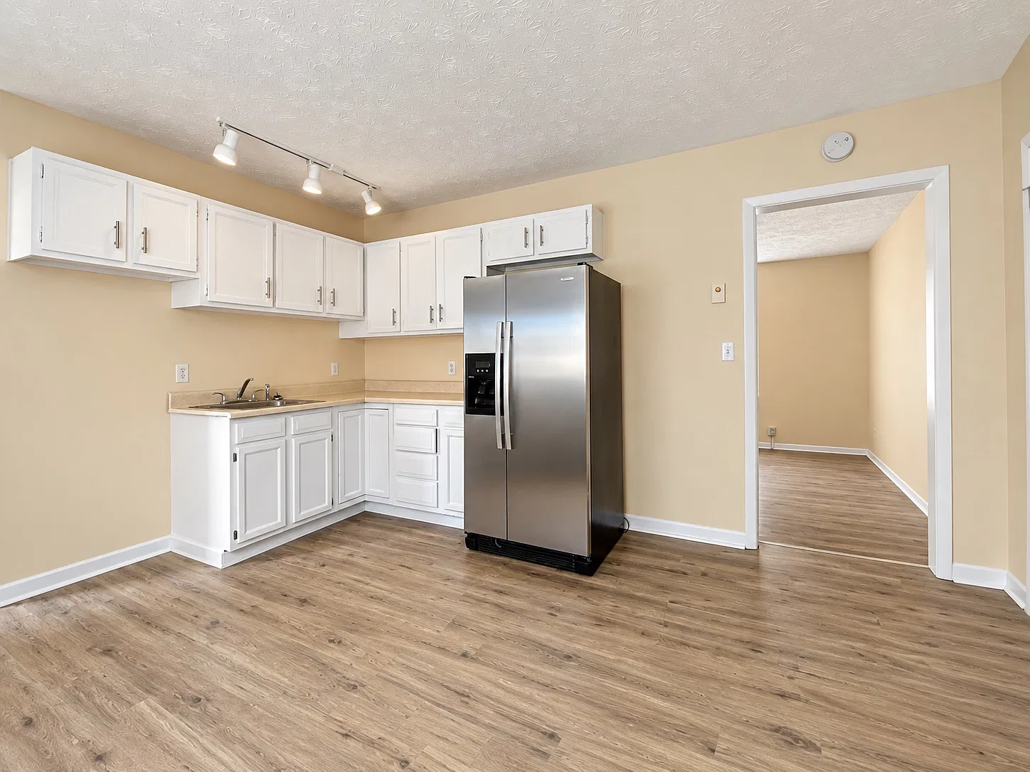 3 bed, 1100 sqft, $1,600 — Photo 4