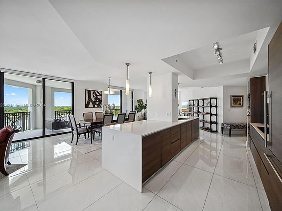 5th image of 301 Altara Ave APT 817