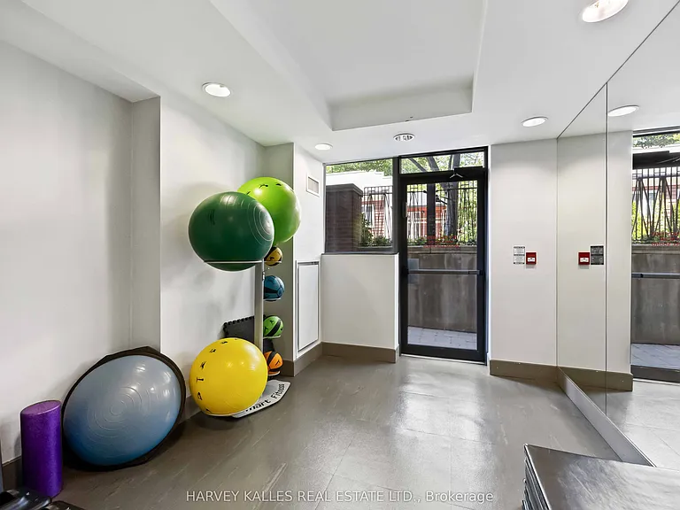 18 Beverley St #416 — Photo 31