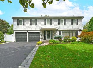 17 Stacey Ln, East Northport, NY 11731