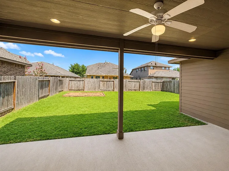 15618 Whisper Woods Dr — Photo 16