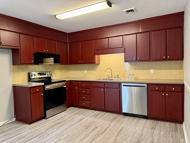905 Camden Ct — Photo 4