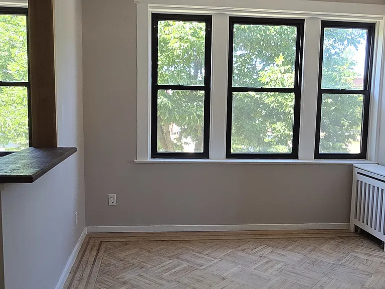 31 Park Ave W — Photo 12