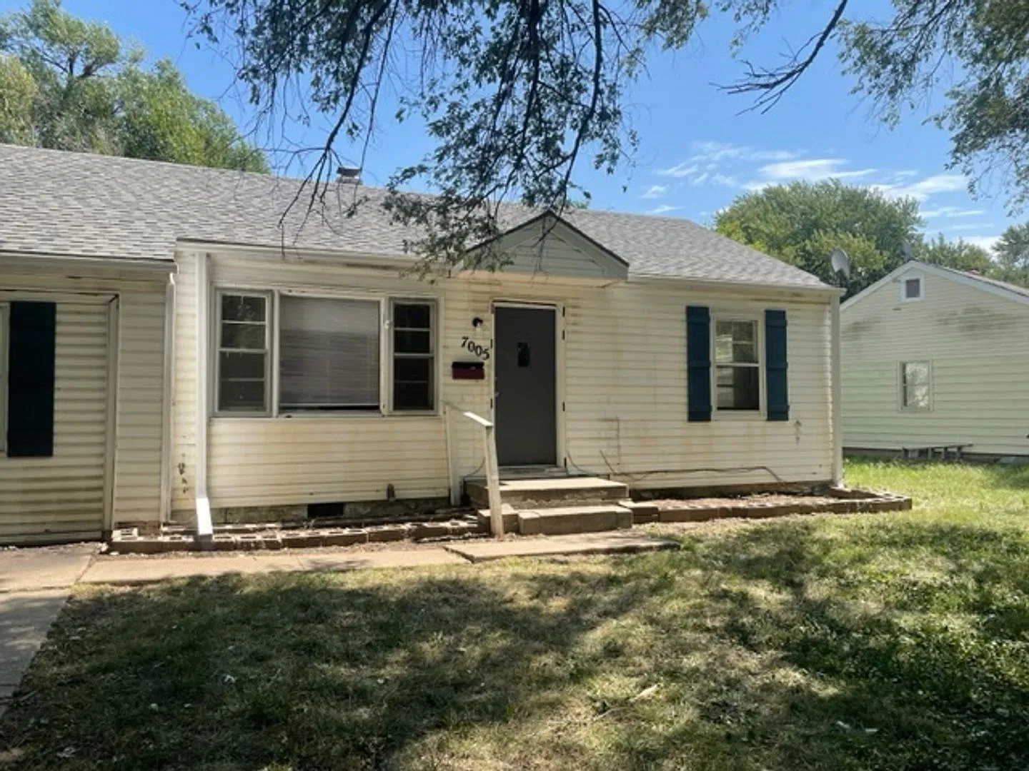 Three Bedroom Two Bath In Raytown Mo For Rent — Photo 1