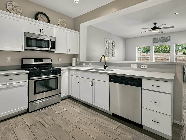 652 Brindle Dr — Photo 3