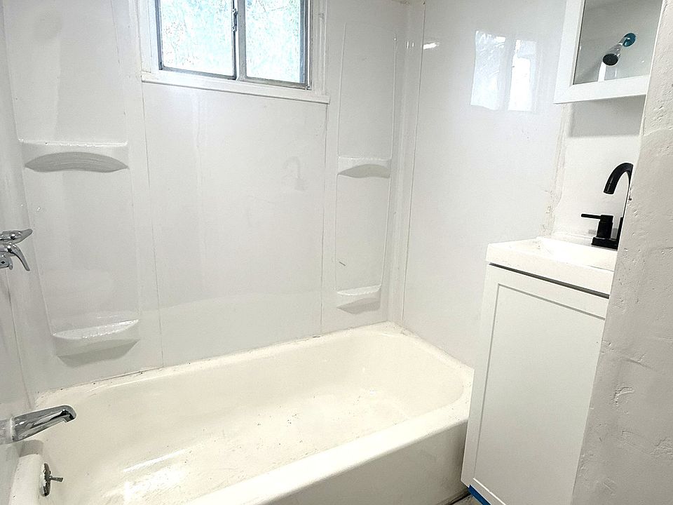 2nd image of 1008 Mount Vernon Ave APT 1