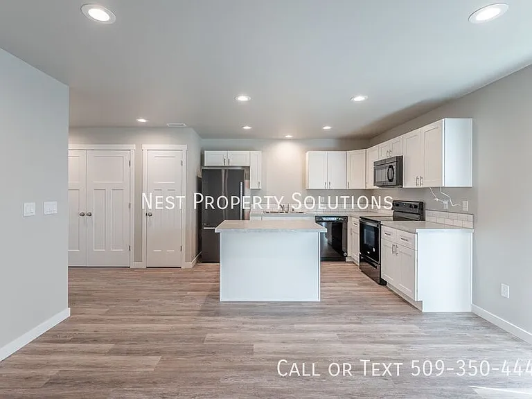 651 Hargraves Ave NE #B — Photo 7
