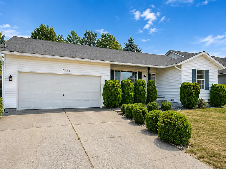 2806 Oxford Ln — Photo 2