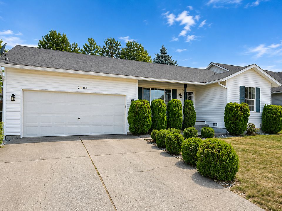 2nd image of 2806 Oxford Ln