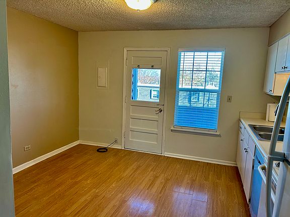 Eat-in area in kitchen