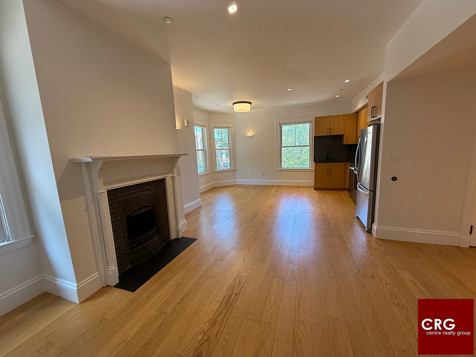 3 bed, 3.0 bath, 9999 sqft, $5,775 — Photo 3