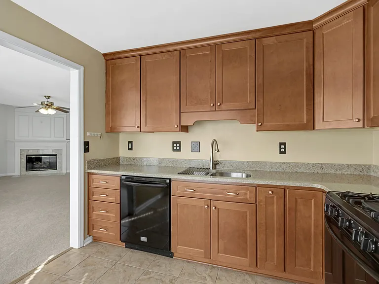 8204 Catbird Cir #202 — Photo 9