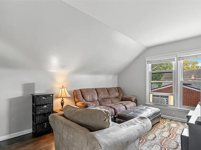 855 Leroy St — Photo 2