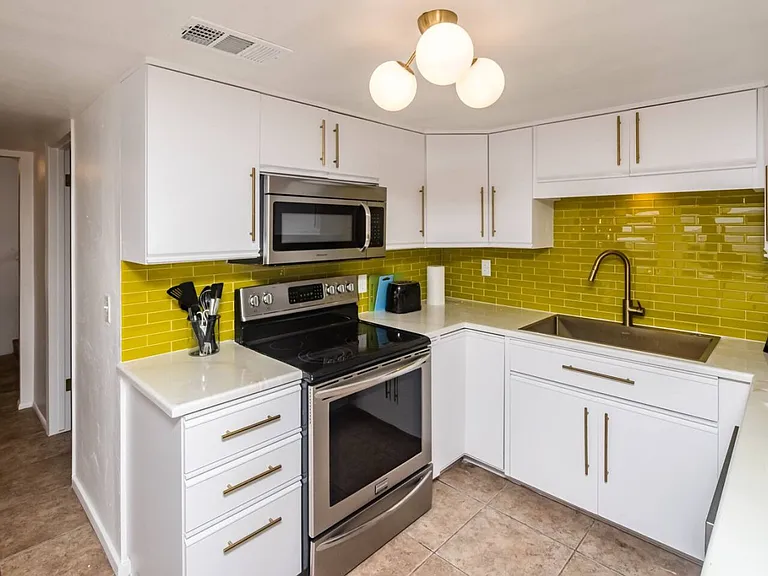 2906 Castaway Dr — Photo 2