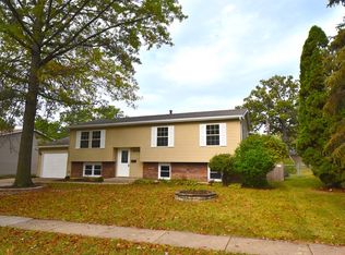 8214 Westview Ln, Woodridge, IL 60517