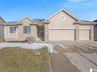 16518 Greenleaf St, Omaha, NE 68136