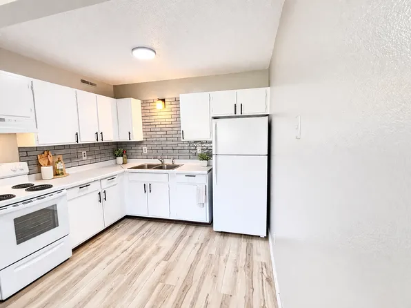 1200 Meadow Ln, 1200 Meadow Ln APT C, Waterloo, IA 50701