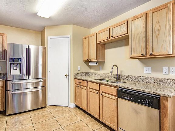 5th image of 815 Danbury Park Ln