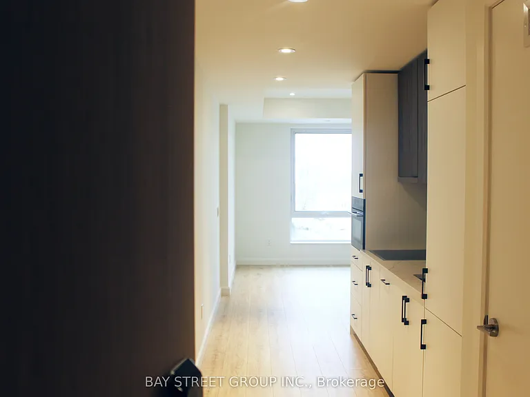 741 King St W #504 — Photo 8