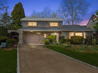 4 Oxford Pl, Rockville Centre, NY 11570