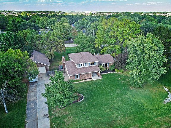 2nd image of 210 E Kerry Lynn Dr