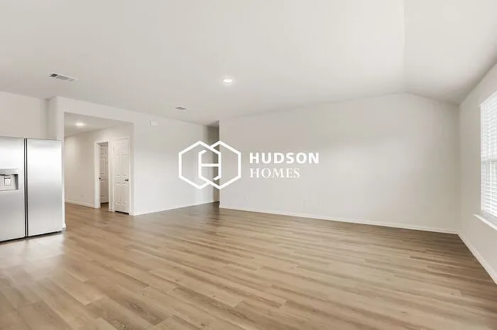 3 bed, 2.0 bath, 1600 sqft, $1,649 — Photo 2