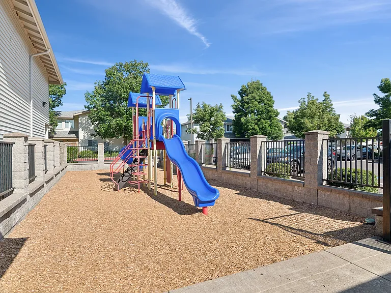 Brentwood Estates — Photo 27