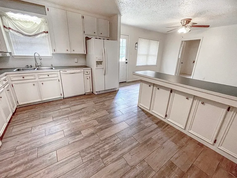 202 Crest Dr — Photo 5