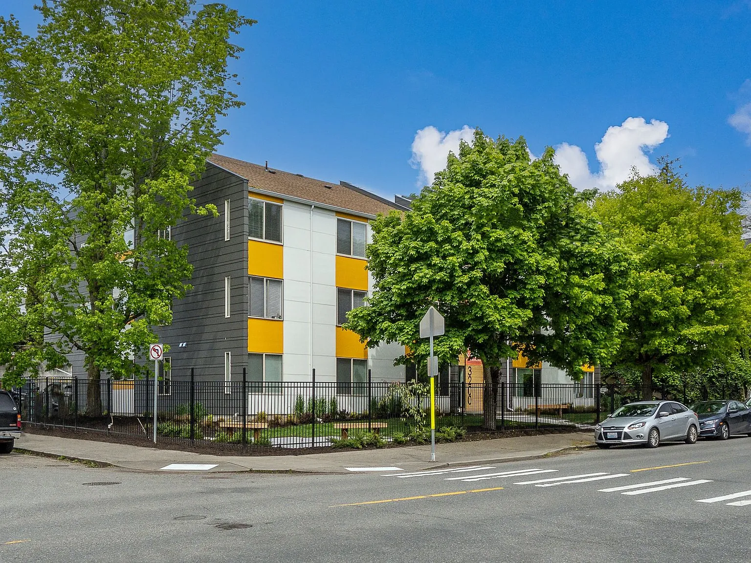 Viola Apartments — Photo 4