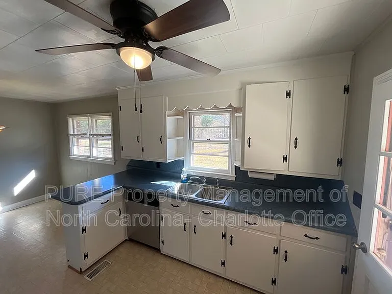678 Hillsborough Rd — Photo 9