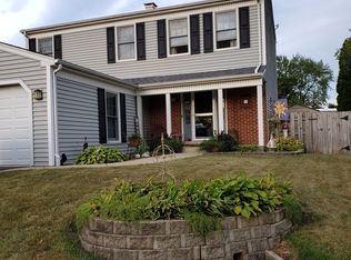 915 Saginaw Ct, Carol Stream, IL 60188