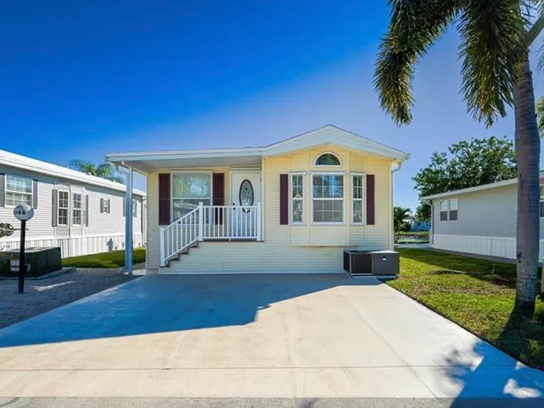 2048 Crystal Lake Dr — Photo 1