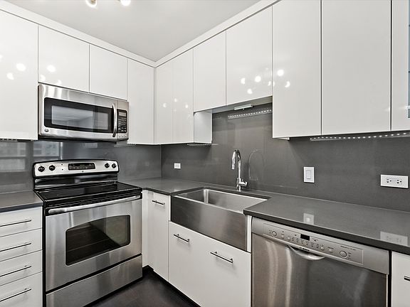 5th image of 30 E Huron St APT 2710