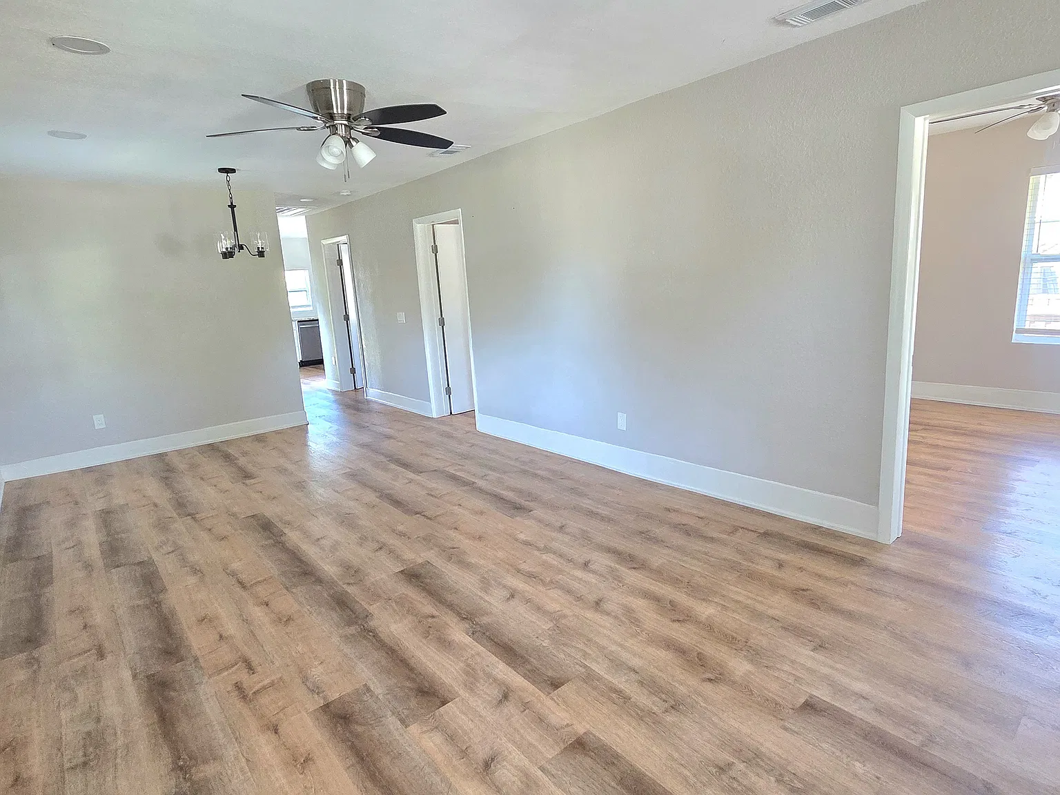 3 bed, 930 sqft, $2,100 — Photo 4