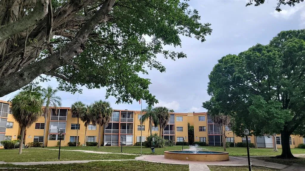 Heritage Circle Condominium — Photo 2