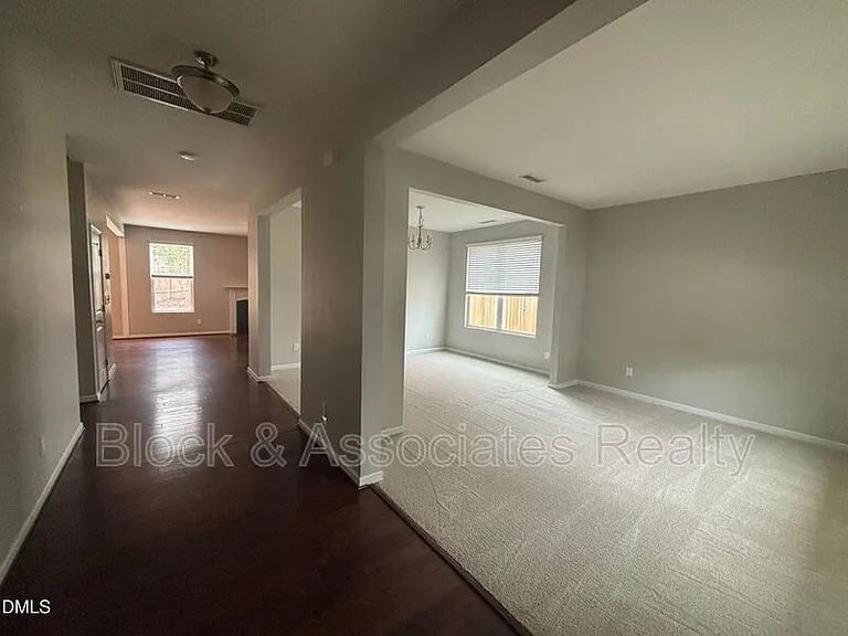 4 White Spruce Ct — Photo 2